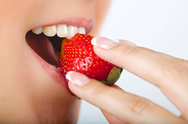 Frau isst Erdbeere - Foto, Bild