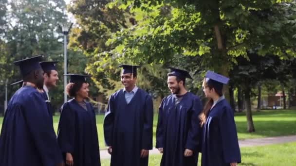 boldog diákok dobás habarcs táblák fel - Felvétel, videó
