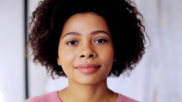 smiling african american woman touching her hair - Materiaali, video