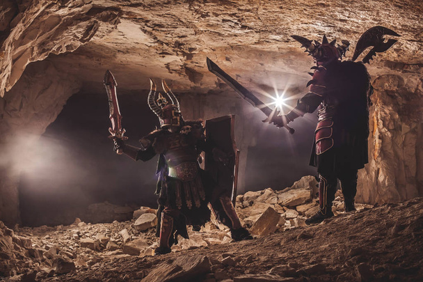 Kampf mächtiger Ritter in schwerer Rüstung in den verbotenen Höhlen - Foto, Bild