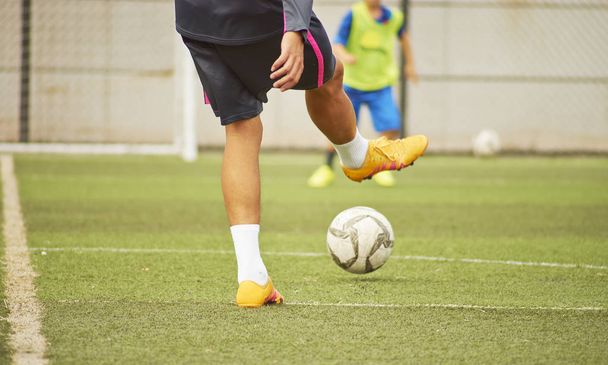 gyakorló halad a labda a pályán focisták - Fotó, kép