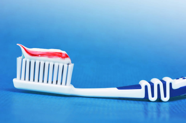 歯磨き粉付き歯ブラシ - 写真・画像