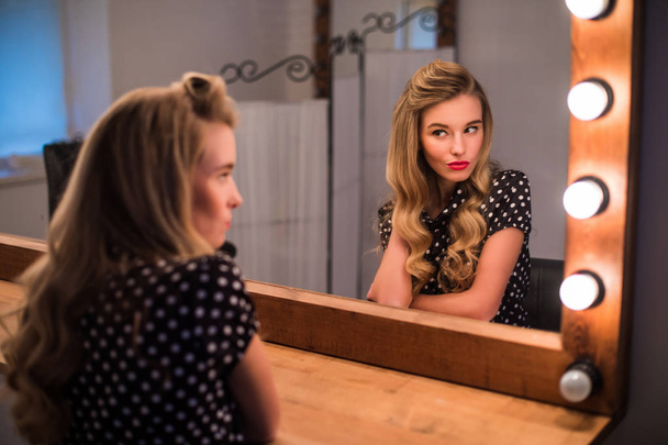Söpö kaunis nuori nainen, jolla on uusi kampaus katso peiliin kauneushoitolassa
 - Valokuva, kuva