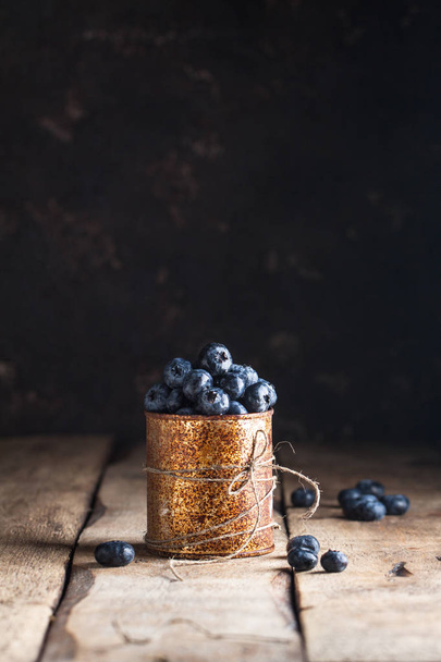 Fresh blueberry in the old rust jar - Foto, immagini