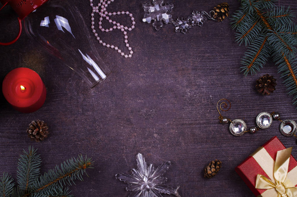 Joulun tarjoilupöytä - levy, lasi, lamppu, kynttilä, männynkäpyjä, lahjapakkaus
 - Valokuva, kuva