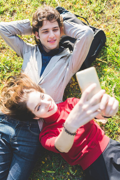 Couple amoureux prendre selfie
  - Photo, image