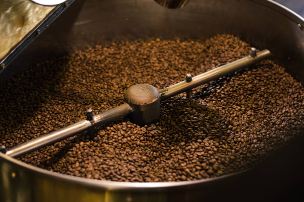 Industrial roasting coffee beans. Equipment demonstration. Lviv coffee shop. - Zdjęcie, obraz