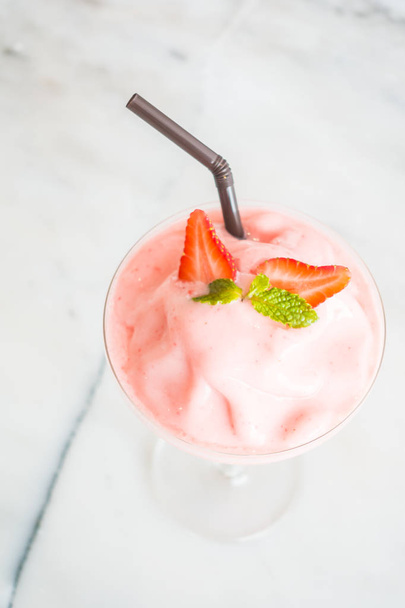 Strawberry smoothies glass - Φωτογραφία, εικόνα