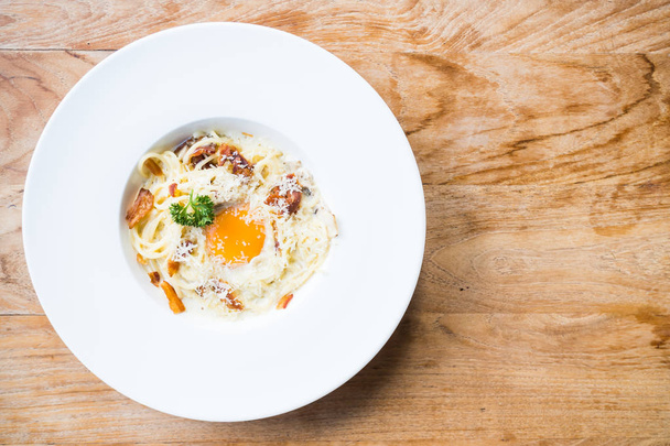 白い皿のスパゲッティ カルボナーラ - 写真・画像