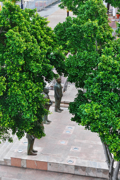 Città del Capo, Sud Africa: scorcio delle statue di Piazza Nobel dedicate ai premi Nobel per la Pace del Sud Africa Albert Luthuli, Desmond Tutu, Frederik de Klerk e Nelson Mandela
 - Foto, immagini