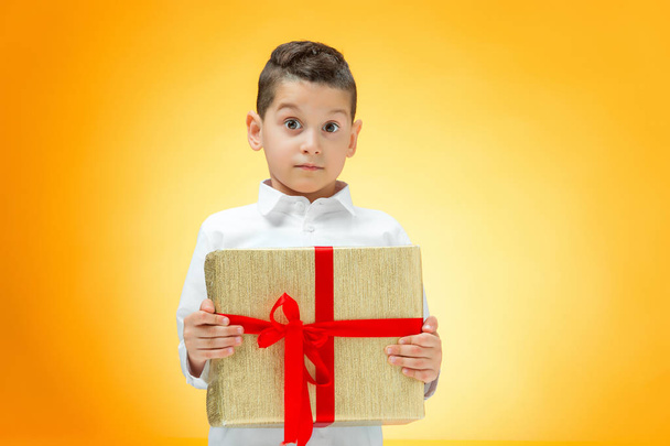 The boy with gift box - Фото, зображення