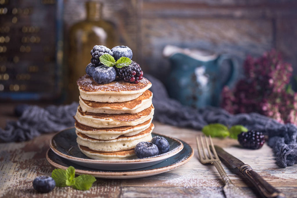 Homemade pancakes with berries - Foto, afbeelding