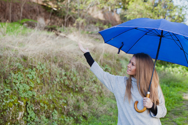 meisje met blauw paraplu - Foto, afbeelding