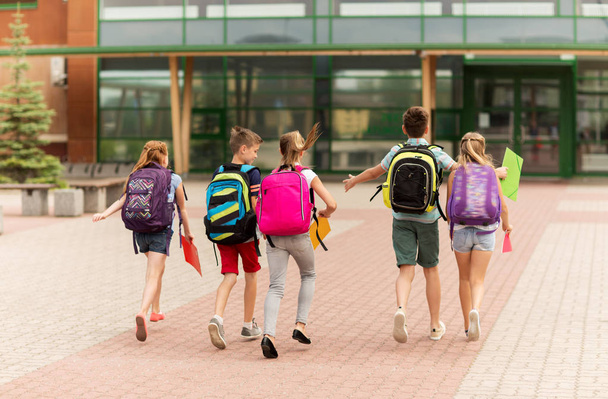 Gruppe glücklicher Grundschüler läuft - Foto, Bild
