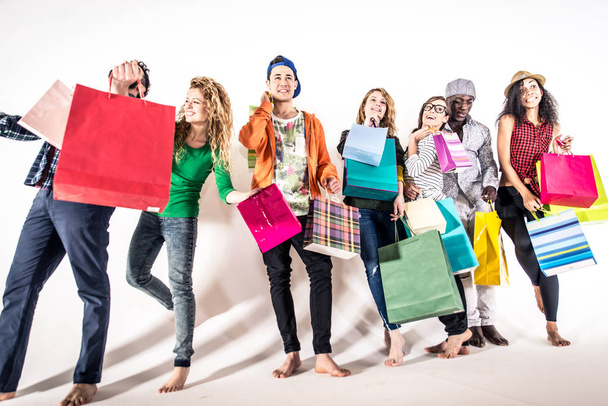 Amigos divertidos sosteniendo bolsas de compras
 - Foto, Imagen