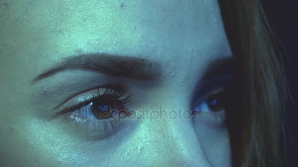 bir bilgisayar monitörü kadın gözlerine - Video, Çekim