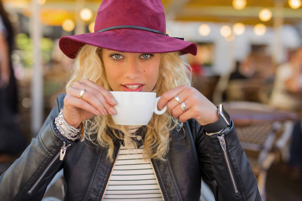 Flirty woman drinking coffee - Foto, Imagen