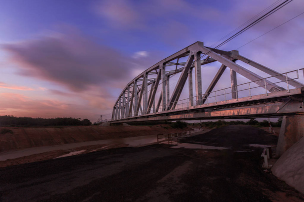 Güneş battıktan sonra yol ileri demiryolu - Fotoğraf, Görsel