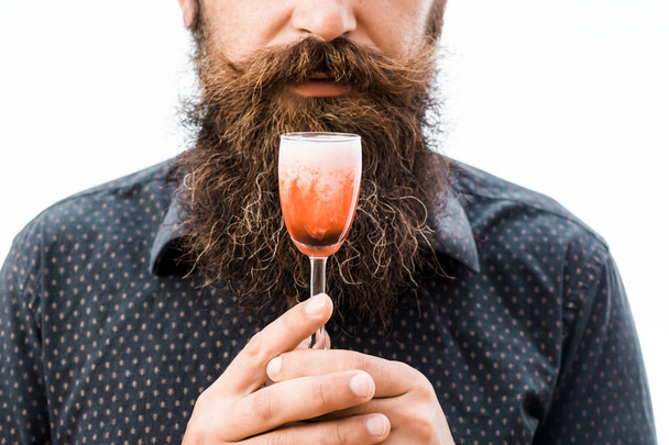 bearded man with alcoholic cocktail - Foto, Bild