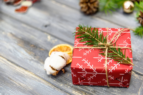 Fondo de Navidad con decoraciones y cajas de regalo en tablero de madera - Foto, Imagen
