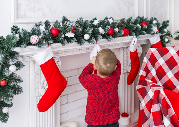 Chłopiec dziecko przygotowuje się na Boże Narodzenie - Zdjęcie, obraz