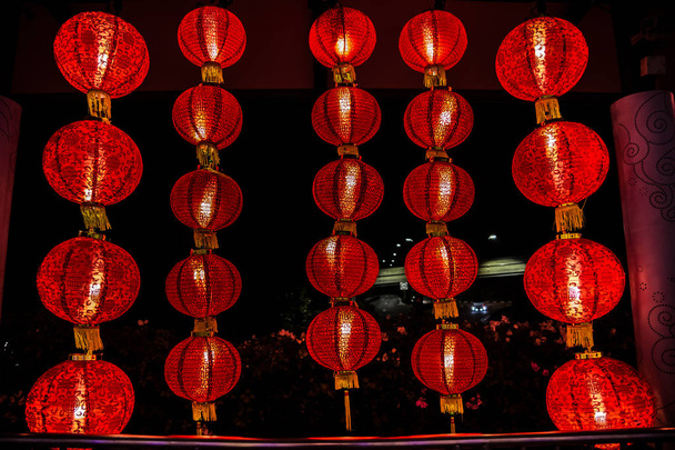 Veintitrés linterna roja china con una imagen colgando en la puerta y la luz en la noche (Singapur
) - Foto, Imagen