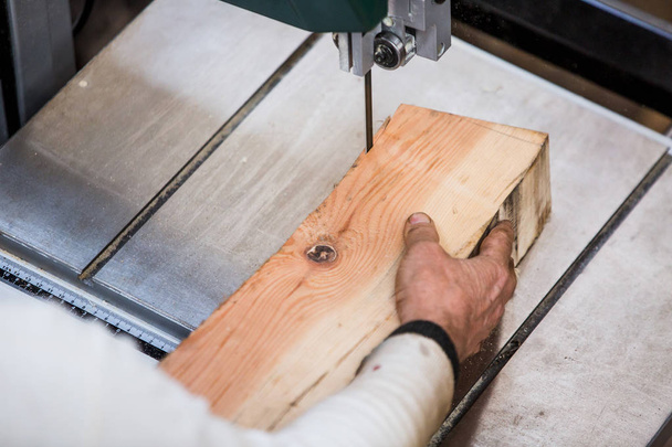 Man grinds wooden log  - Foto, Bild