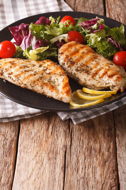 Zdravé jídlo: grilované kuře a mix salát z čekanky, rajčata - Fotografie, Obrázek