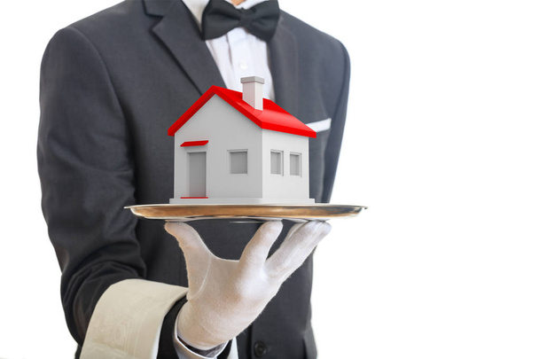 3d camarero renderizado que ofrece una casa
 - Foto, imagen