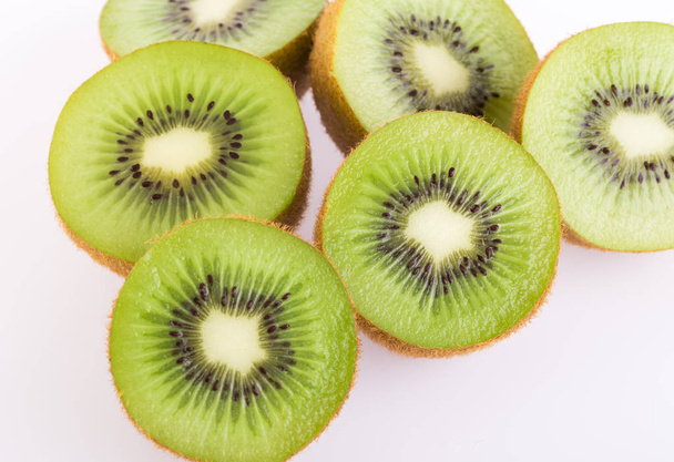 Kiwi-Fruchtgruppe auf weißem Hintergrund - Foto, Bild