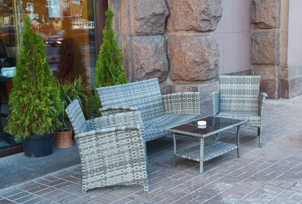 舗装歩道の café に籐の籐の家具。都市 - 写真・画像