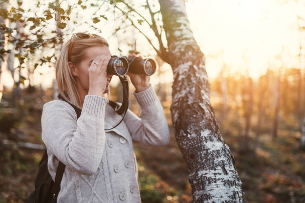 blond woman with binoculars - Foto, immagini