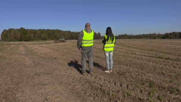 Para rolników odchodzisz na unplowed pola  - Materiał filmowy, wideo