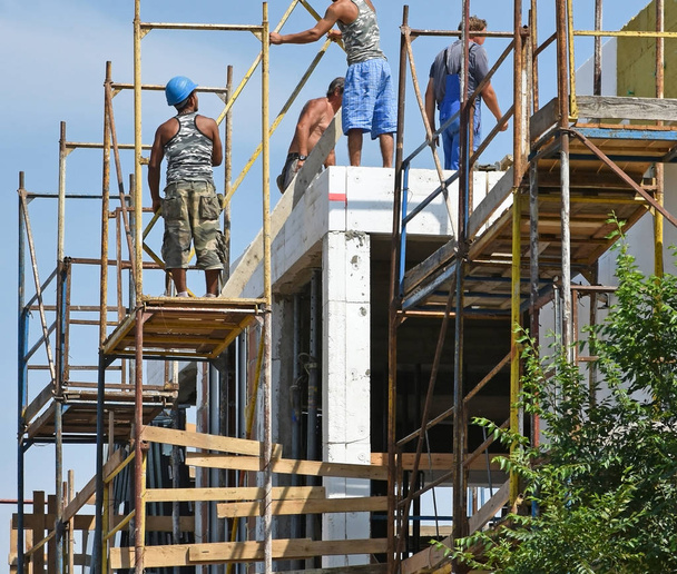 Trabalhadores da construção civil no trabalho
 - Foto, Imagem