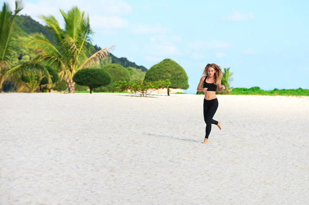 young fitness woman running at beach - Foto, Imagem