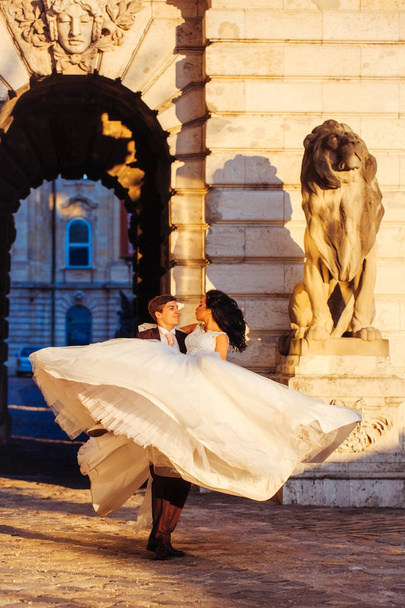 Groom holding bride in hands - Valokuva, kuva