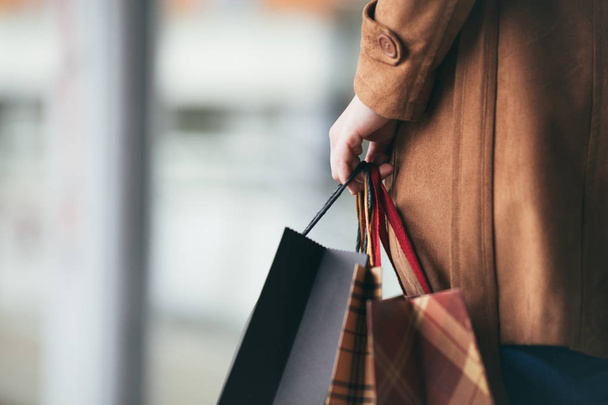 woman holding shopping bags - Фото, изображение