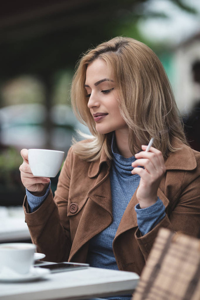  young woman drinking coffee - Foto, afbeelding