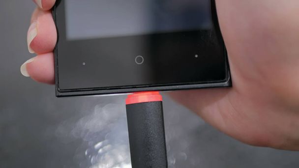 Kadının smartphone şarj kablosu takmayı Siyah Yıldırım el - Fotoğraf, Görsel