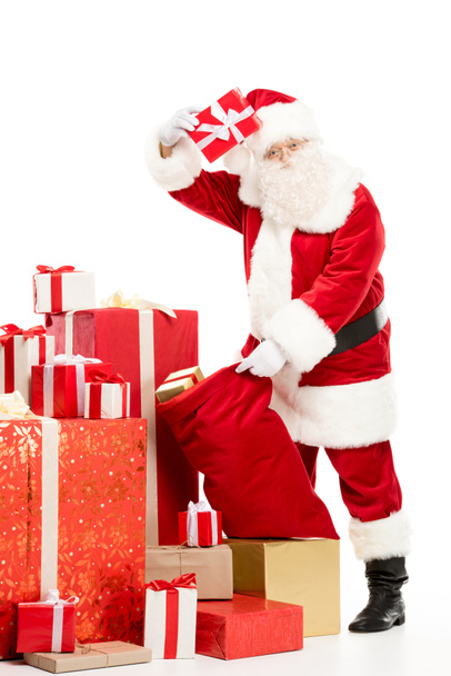 Weihnachtsmann holt Weihnachtsgeschenke aus dem Sack - Foto, Bild