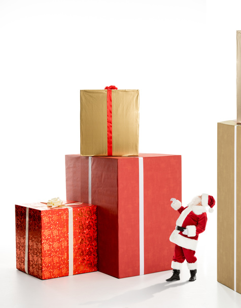 Babbo Natale vicino a grandi scatole regalo
 - Foto, immagini