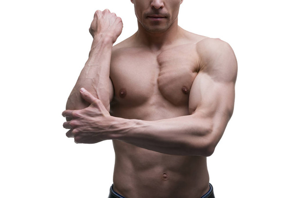 Musculoso hombre de mediana edad posando sobre fondo blanco, plano de estudio aislado
 - Foto, imagen