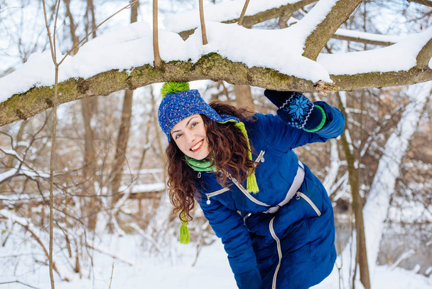 young female enjoying winter in snowy park - Fotoğraf, Görsel