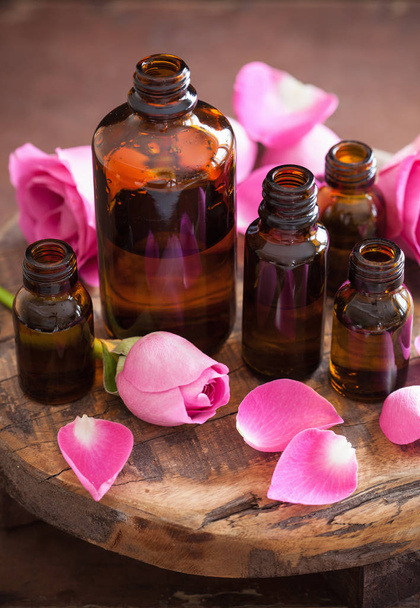 huile essentielle et fleurs de rose aromathérapie spa parfumerie
 - Photo, image