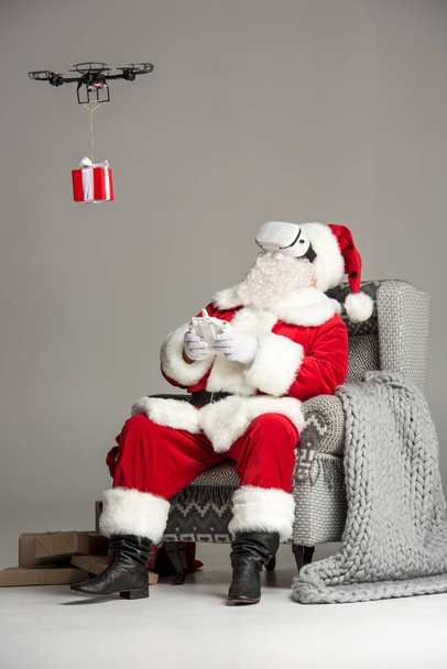 Дед Мороз использует дрон
  - Фото, изображение