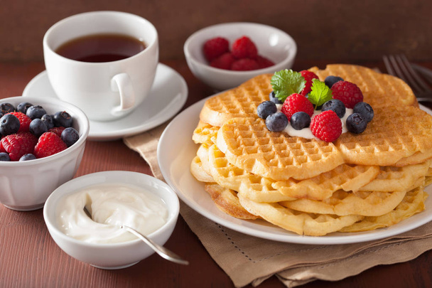 vohveleita creme fraichella ja marjoilla aamiaiseksi
 - Valokuva, kuva