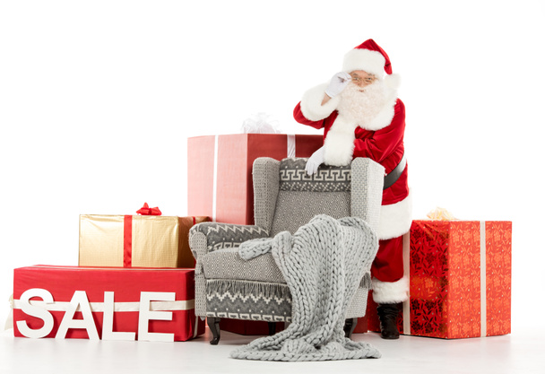 Happy Santa Claus with Sale sign - Foto, afbeelding