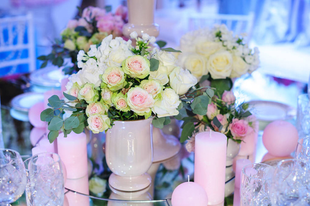 γαμήλια λουλούδι διακόσμηση στο εστιατόριο για δείπνο - Φωτογραφία, εικόνα
