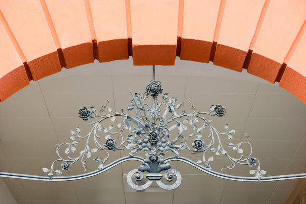 Elemento ad arco decorato con ferro battuto floreale
 - Foto, immagini