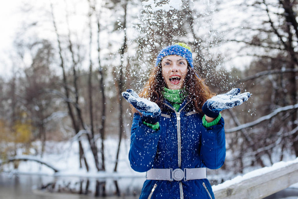young female enjoying winter in snowy park - Фото, зображення